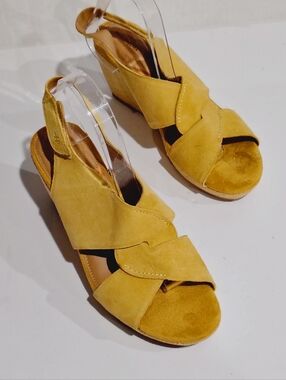 NWNB Hush Puppies Women's Suede Wedge Sandals - Mustard Yellow Size 10M